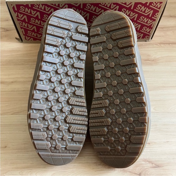 Vans Sk8-Hi Waterproof Insulated Shoe
Women 9.0 US Mens 7.5US - Picture 12 of 12